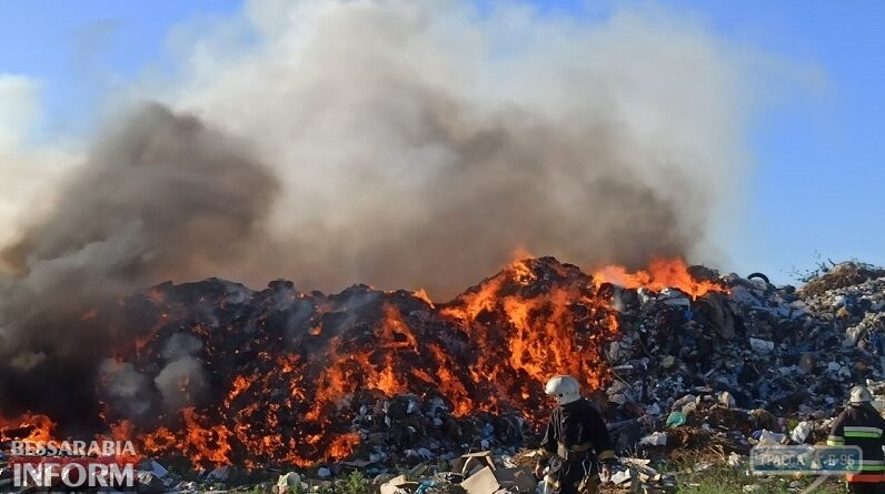 Горы мусора горят в Одесской области