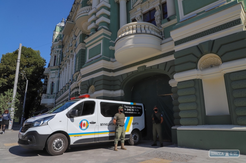 Мэр Одессы выставил стражу у дома Русова чтобы помешать строительным работам