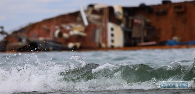 Горючее снова вытекло в море из затонувшего возле Одессы танкера Delfi. Видео