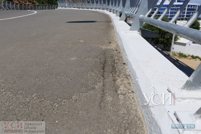 Дорогая велоэстакада в Одессе посыпалась через месяц после ее открытия Трухановым. Видео