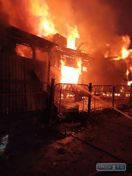 6 домов сгорели на базах отдыха в Затоке. Видео