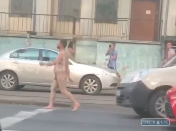 Голый мужчина прогуливался по дорогам в Одессе. Видео