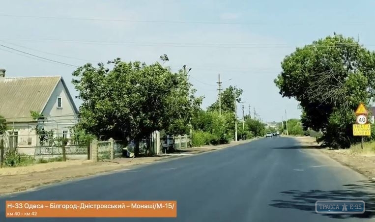 Дорожники отремонтировали участок трассы, ведущей к морю в Одесской области. Видео