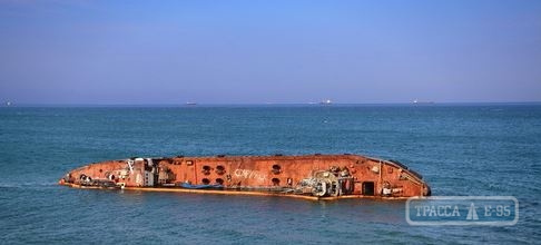 Госэкоинспекция посчитала ущерб от затонувшего в Одессе танкера