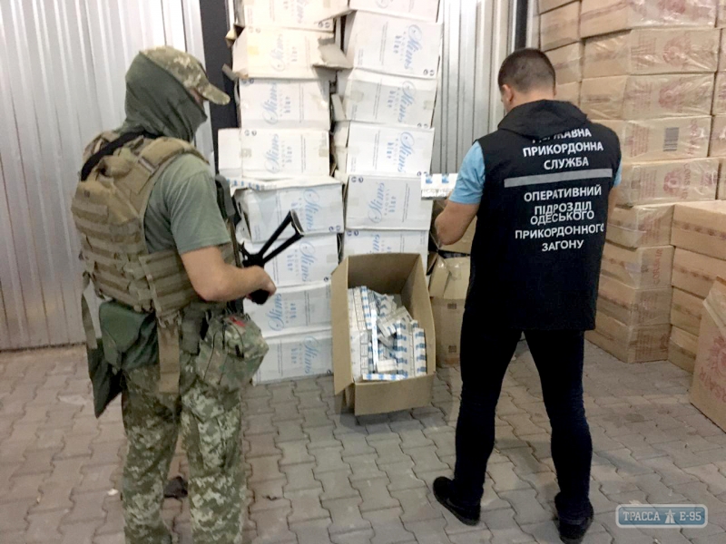 Контрабандисты ввозили в страну сигареты через Одесскую область на десятки миллионов 