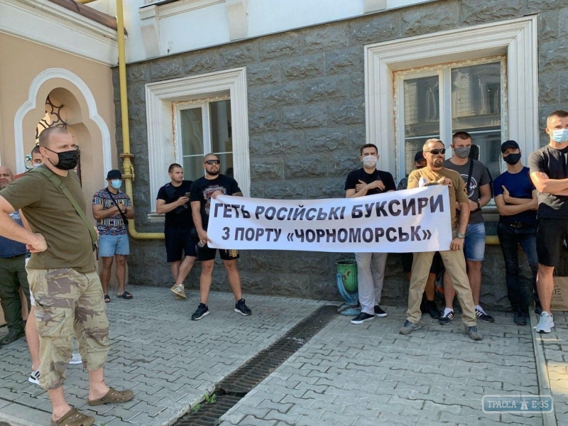 Митинг под АМПУ: портовики требуют вывести из «Черноморска» российские буксиры