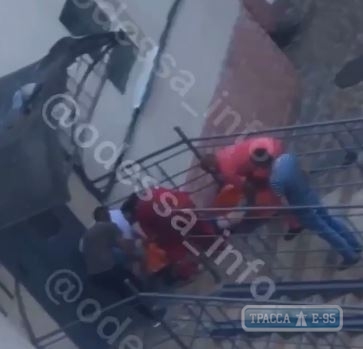 Девушка выпала с 8 этажа в Одессе. Видео
