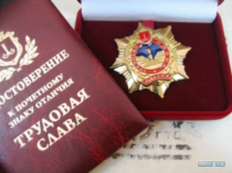 Мэр Одессы наградил знаком «Трудовая слава» руководителя «Ростдорстроя» 