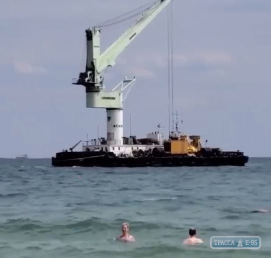 Новая попытка убрать затонувший танкер Delfi началась в Одессе Видео