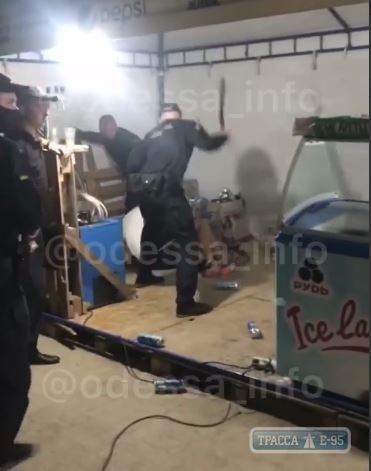 Полицейские избили дубинками непокорных торговцев на курорте Одесской области 