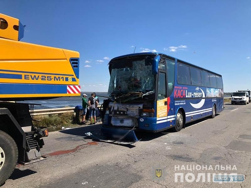Рейсовый автобус врезался в автокран под Одессой