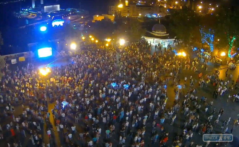 Концерт ко Дню Одессы собрал тысячи людей на Потемкинской лестнице. Видео