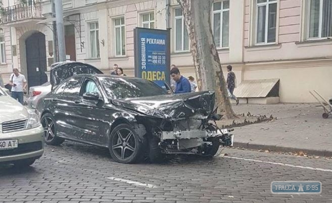 20-летний водитель в Одессе разбил свой «Мерседес» о припаркованные машины. Видео