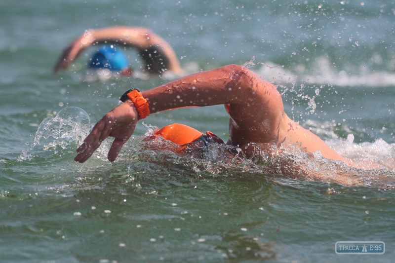 Более 800 пловцов соревновались в морских заплывах в Одессе. Фото