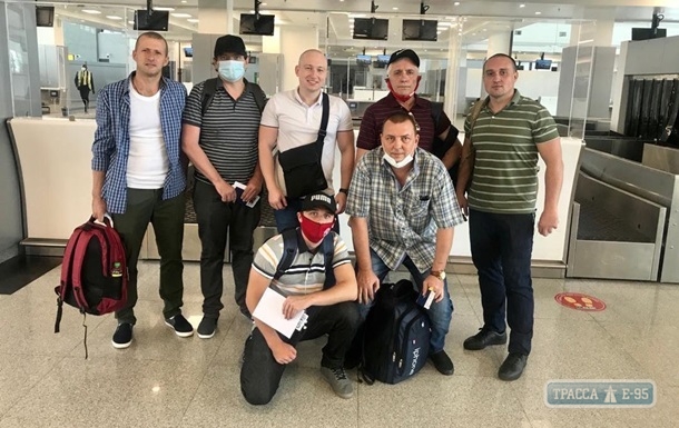 Шесть моряков, освобожденных из пиратского плена, вернулись В Украину 