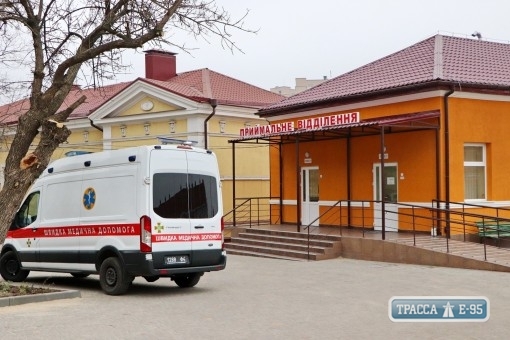 В сети показали очередь из 17 машин скорой помощи, выстроившихся в больницу Одессы (видео)