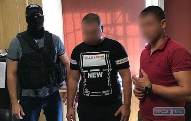 Двое парней избили полицейского в Одессе и забрали его пистолет