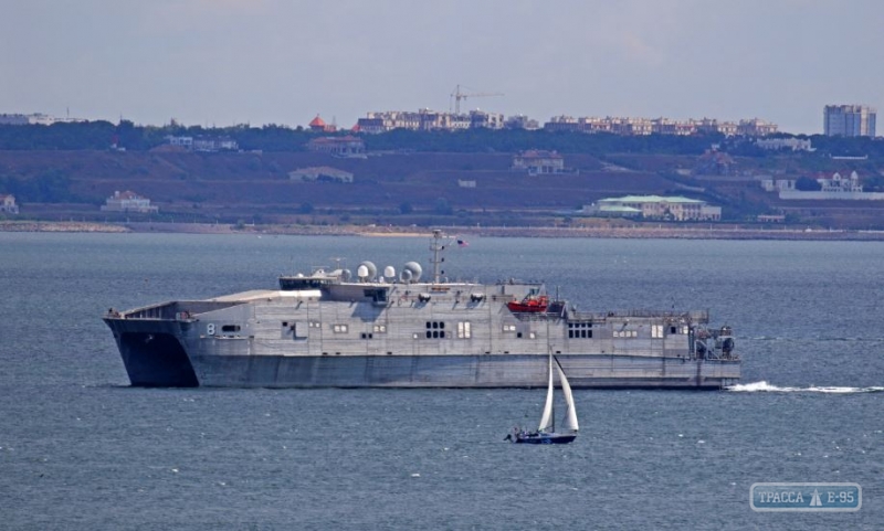 Транспортно-десантный корабль ВМС США «Юма» вошел в Черное море