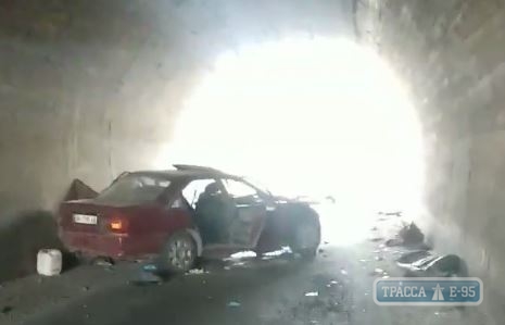 Автомобиль разбился в тоннеле в Одесской области, водитель погиб. Видео
