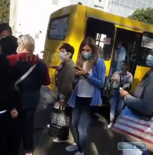 Полицейские в Одессе начали высаживать пассажиров из маршруток. Видео
