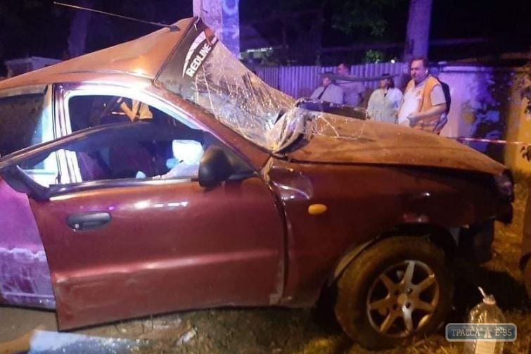 Автомобиль разбился в Одессе, вылетев с дороги в столб. Видео ДТП