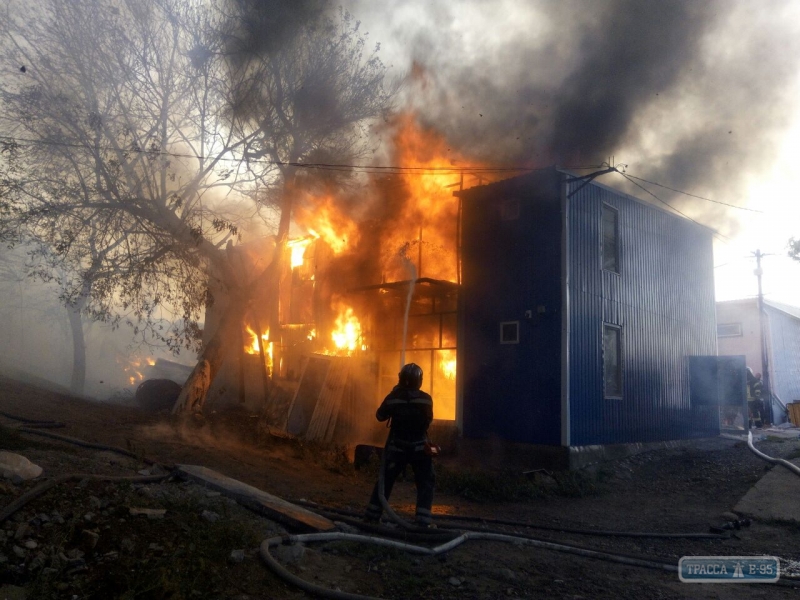 4 дома сгорели утром в Одессе на 129 причале. Видео