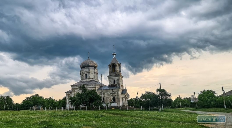 Молния подожгла церковь в Одесской области