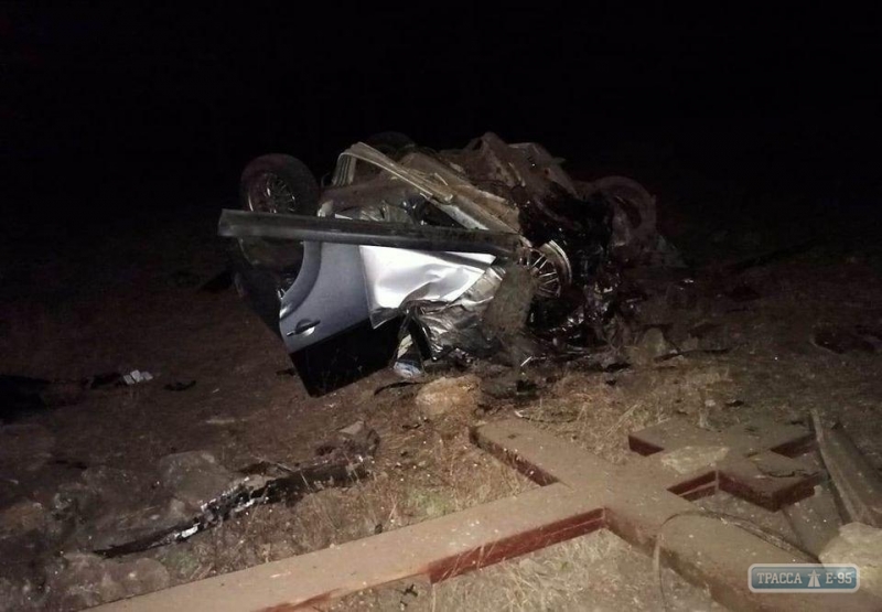 Водитель погиб в Одесской области, разбив внедорожник о каменный указательный знак села 