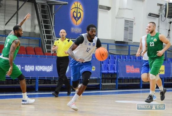 Массовая драка прервала баскетбольный матч между Одессой и Тернополем. Видео