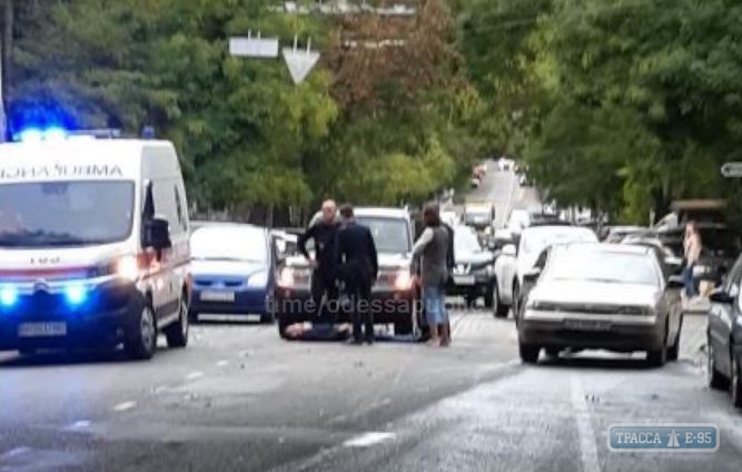Мужчина бросился под колеса внедорожника в центре Одессы. Видео