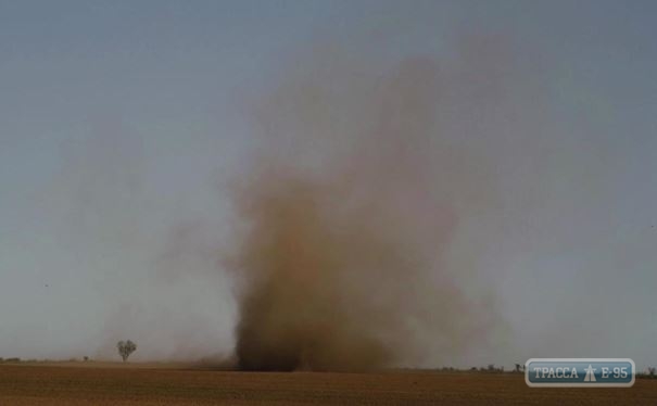 «Пылевой дьявол» замечен в Одесской области. Видео