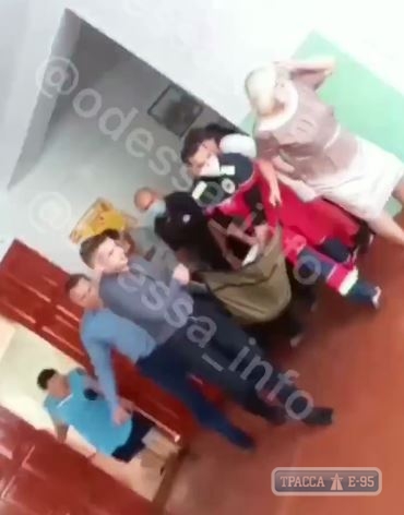 Десятиклассник в школе Одесской области полоснул себя ножом по горлу. Видео