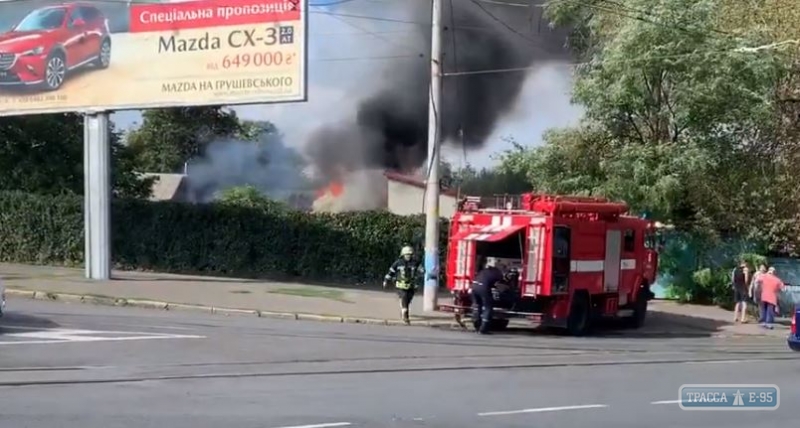 Частный дом горел в Одессе на месте будущей стройки. Видео