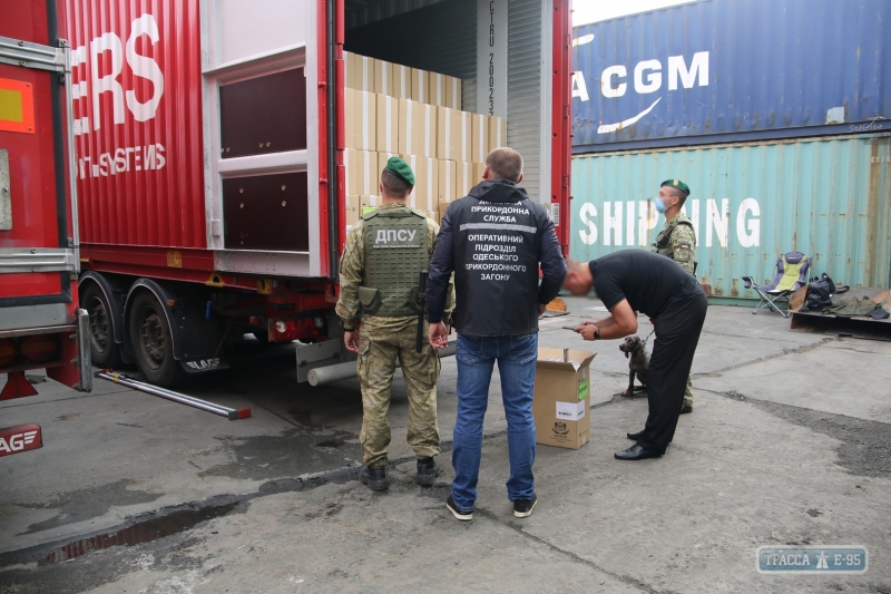 4 контейнера контрабандных белорусских сигарет прибыли в Одесский порт. Видео