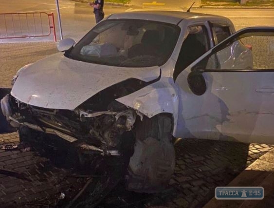 Девушка на автомобиле влетела ночью в одесский супермаркет. Видео