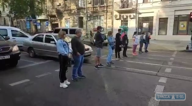 Одесситы перекрыли улицу в центре города из-за шумного ресторана. Видео