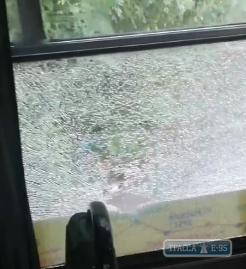 Парень, которому не хватило места в одесской маршрутке, разбил камнем окно. Видео
