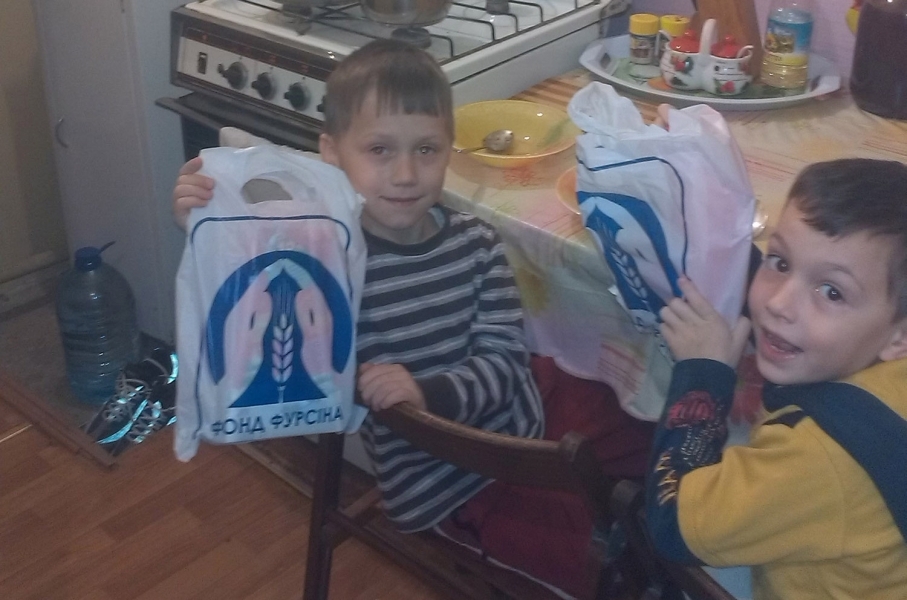 Пятилетний мальчик из Одесской области получил велосипед, конструктор и деньги за новогодний рисунок