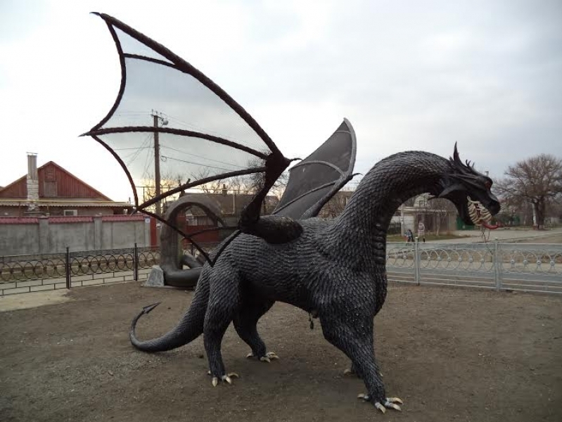 Одесские кузнецы открыли парк гигантских кованых скульптур в Крыжановке (фото)