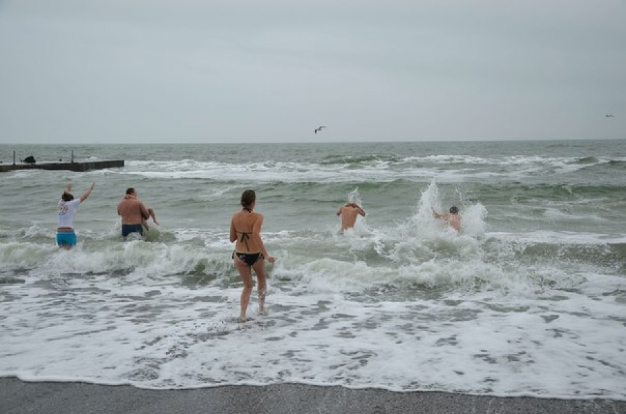 Одесситы установили новый рекорд Украины на самое массовое купание в холодной воде