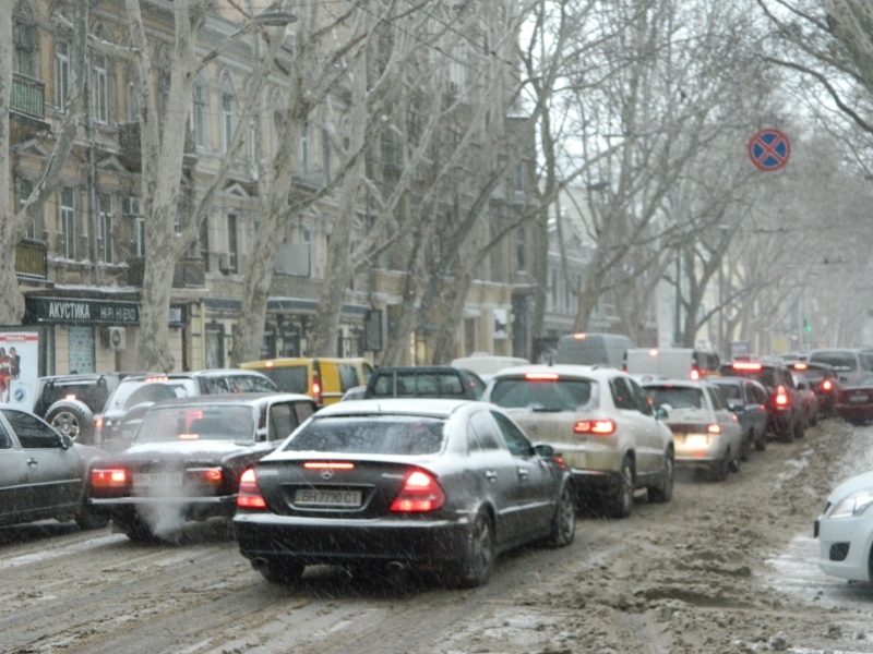 Одессу заметает снегом. Метель парализовала движение на дорогах  