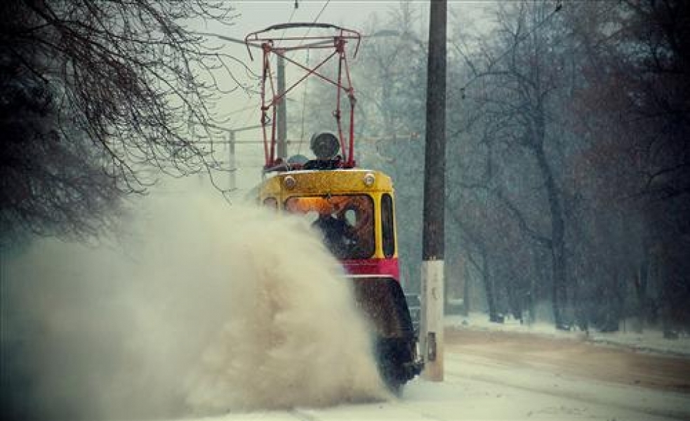 Одесские коммунальщики расчищают трамвайные пути от снега круглосуточно (видео)