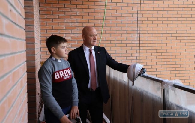 Мэр подарил квартиру 12-летнему Максиму Ткачуку: 
