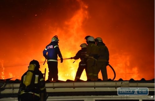 67 спасателей всю ночь тушили пожар на заводе под Одессой