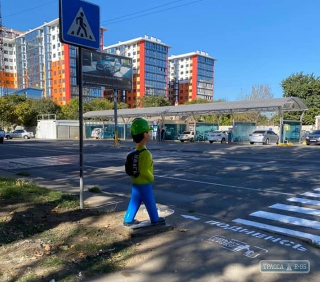 Муляжи школьников-пешеходов появились на улицах Одессы