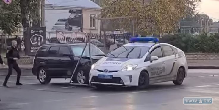 Внедорожник протаранил полицейскую машину в Одессе и устроил опасные гонки по улицам города. Видео
