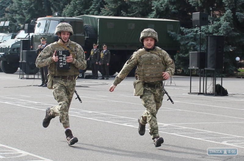 Будущие офицеры приняли участие в военно-автомобильной эстафете в Одессе (фото)