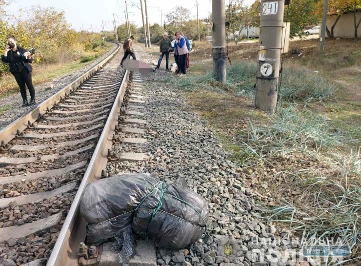 Пожилая семейная пара попала под поезд в Одесской области