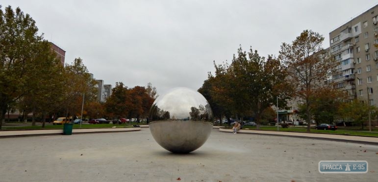 Огромный металлический шар появился на площади Южного 