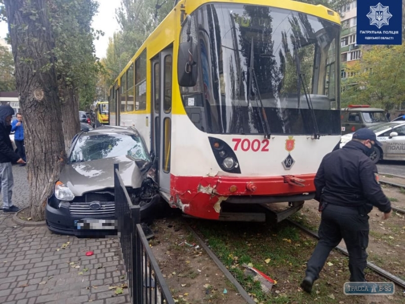 Легковушка выехала под трамвай и оказалась вдавлена в дерево в Одессе